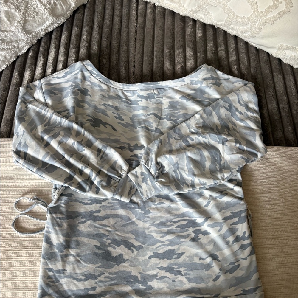 VENUS Light Gray Camo Side Tie Top. Excellent Condition Medium. - Picture 4 of 7